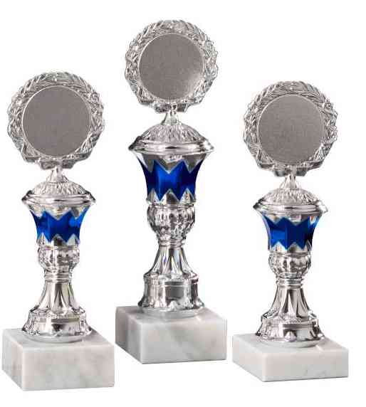 Drei silber-blaue Pokale Freising 3-er Pokalserie 197 mm – 225 mm PK754630-3-E50 mit runden Metallplatten an der Oberseite, jeweils auf einem weißen Marmorsockel montiert, mit exklusivem Design.