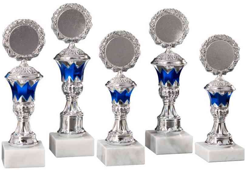 Fünf silberne Pokale Bergkamen 5-er Pokalserie 197 mm – 246 mm PK754630-5-E50 mit blauen Akzenten auf weißem Marmorsockel sind in einer Reihe aufgereiht und zeigen ihr exklusives Design und hochwertiges Material.