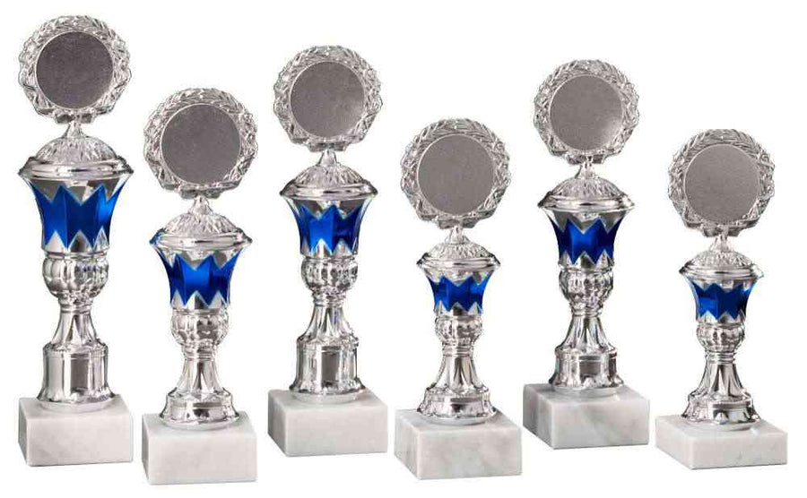 Sechs Pokale Rheda-Wiedenbrück 6-er Pokalserie 197 mm – 265 mm PK754630-6-E50 mit blauen Akzenten und weißem Marmorsockel, jeweils gekrönt von einem runden Medaillon, das exklusives Design und hochwertiges Material zur Schau stellt und in zunehmender Höhe von rechts nach links angeordnet ist.