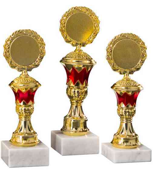 Drei goldene Pokale Stade 3-er Pokalserie 197 mm – 225 mm PK754650-3-E50 mit roten Akzenten auf weißen Marmorsockeln, nebeneinander ausgestellt.