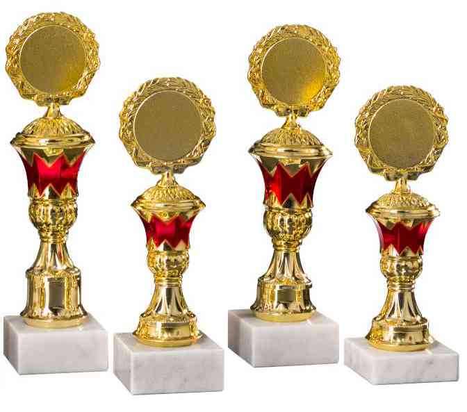 Vier „Pokale Alsdorf 4-er Pokalserie 197 mm - 235 mm PK754650-4-E50“ mit roten Akzenten auf weißem Marmorsockel, in einer Reihe angeordnet, mit einem exklusiven Design, das Anerkennung ausstrahlt.