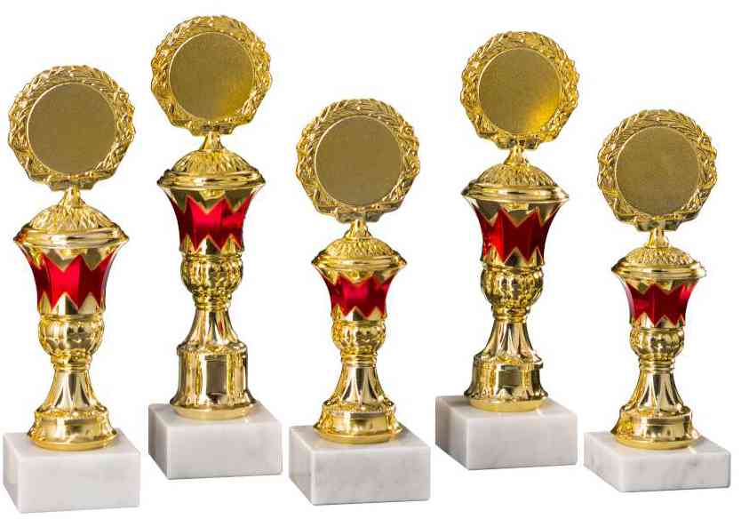 Fünf goldene Trophäen mit rotem Rand, gefertigt in exklusivem Design, jeweils auf einem weißen Marmorsockel und in unterschiedlichen Höhen abgebildet: Pokale Dachau 5-er Pokalserie 197 mm - 246 mm PK754650-5-E50.
