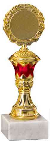 Goldener Pokal mit roten Akzenten, leerer runder Plakette im Kranz und weißem Marmorsockel. Pokale Stade 3- er Pokalserie 197 mm - 225 mm von POMEKI.