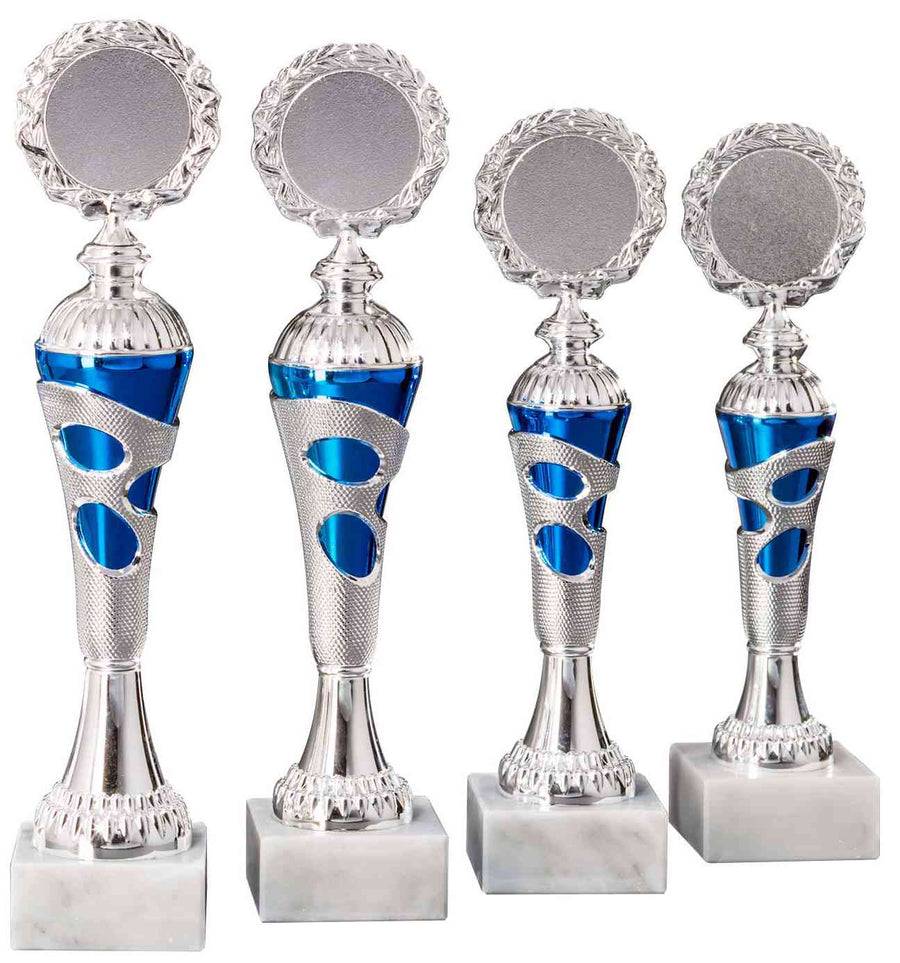 Vier silberne und blaue Pokale Frechen 4-er Pokalserie 255 mm – 300 mm PK754680-4-E50 mit runden Spitzen auf weißen quadratischen Sockeln, gefertigt aus hochwertigem Material.