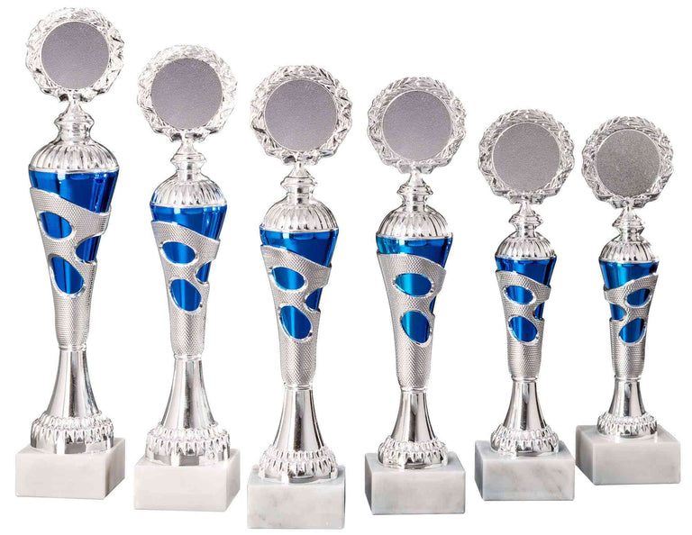 Sechs silberne und blaue Pokale Ahlen 6-er Pokalserie 255 mm – 334 mm in unterschiedlichen Höhen mit runden Plaketten auf weißem Sockel, im exklusiven Design und in zwei Reihen angeordnet.