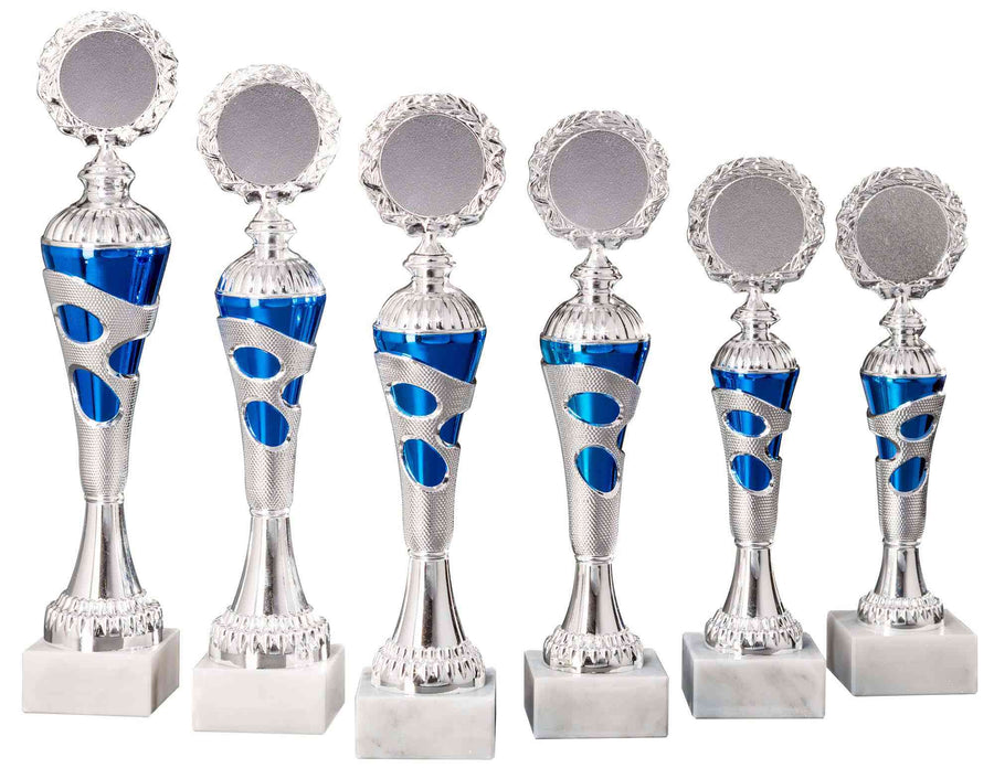 Sechs silberne und blaue Pokale Ahlen 6-er Pokalserie 255 mm – 334 mm PK754680-6-E50 in unterschiedlichen Höhen mit runden Plaketten auf weißem Sockel, im exklusiven Design und in zwei Reihen angeordnet.
