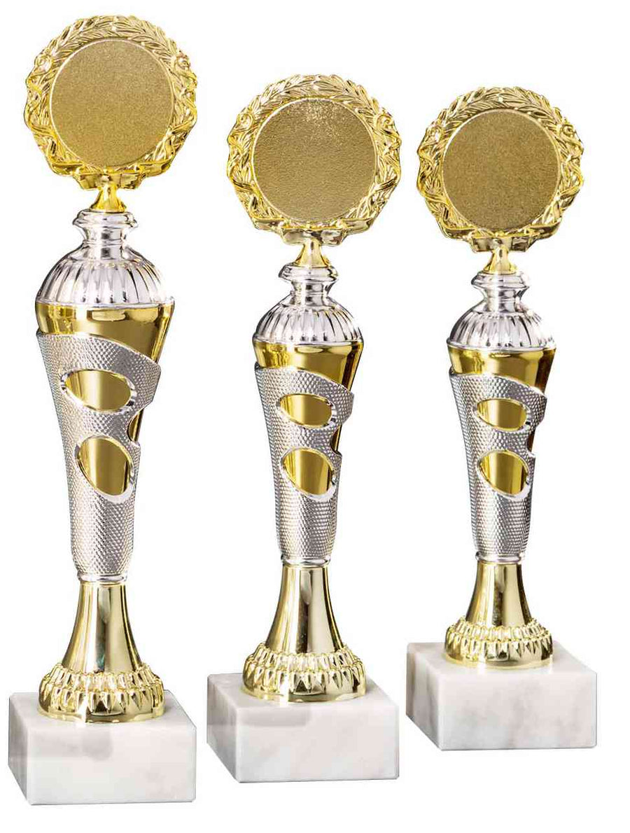 Drei goldene POMEKI-Pokale Bad Kreuznach 3-er Pokalserie 255 mm – 290 mm PK754690-3-E50 mit kreisförmigen Emblemen und komplizierten Details auf einem weißen Hintergrund.