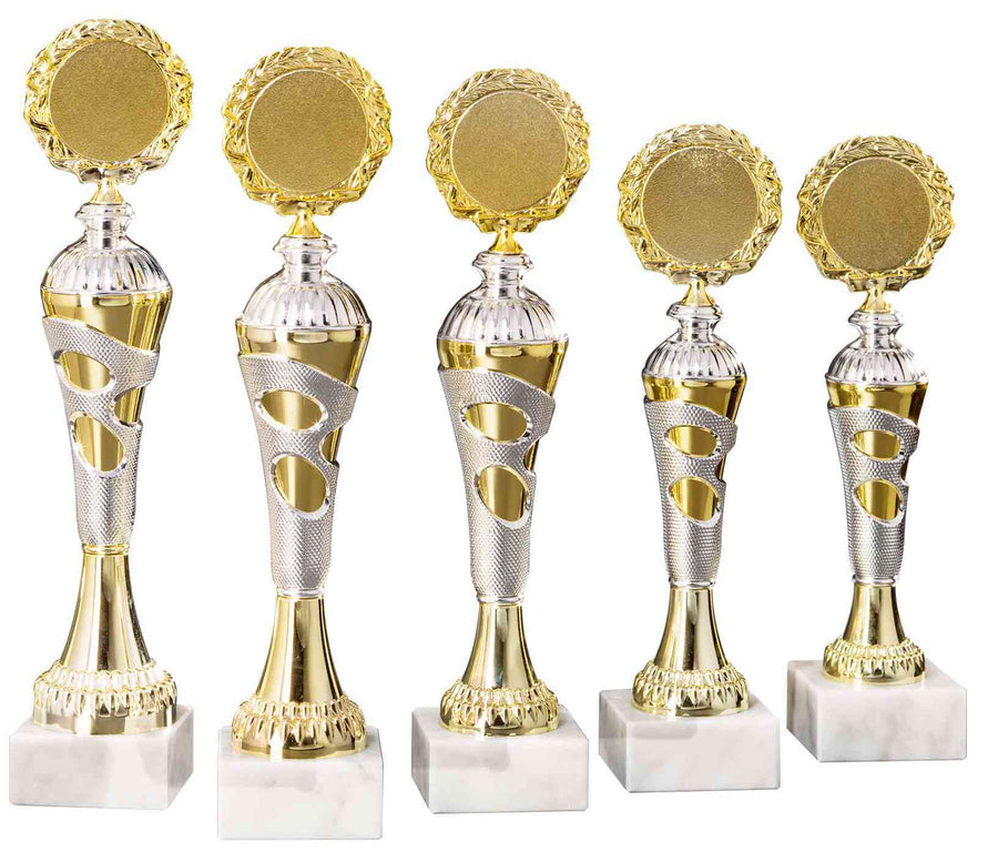 Fünf Pokale Wolfenbüttel 5-er Pokalserie 255 mm – 308 mm PK754690-5-E50 mit runden Spitzen und Marmorsockeln, in einer Reihe angeordnet.