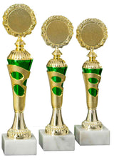 Drei goldene Pokale Böblingen 3- er Pokalserie 255 mm – 290 mm mit grünen Details auf Marmorsockeln, isoliert auf weißem Hintergrund.