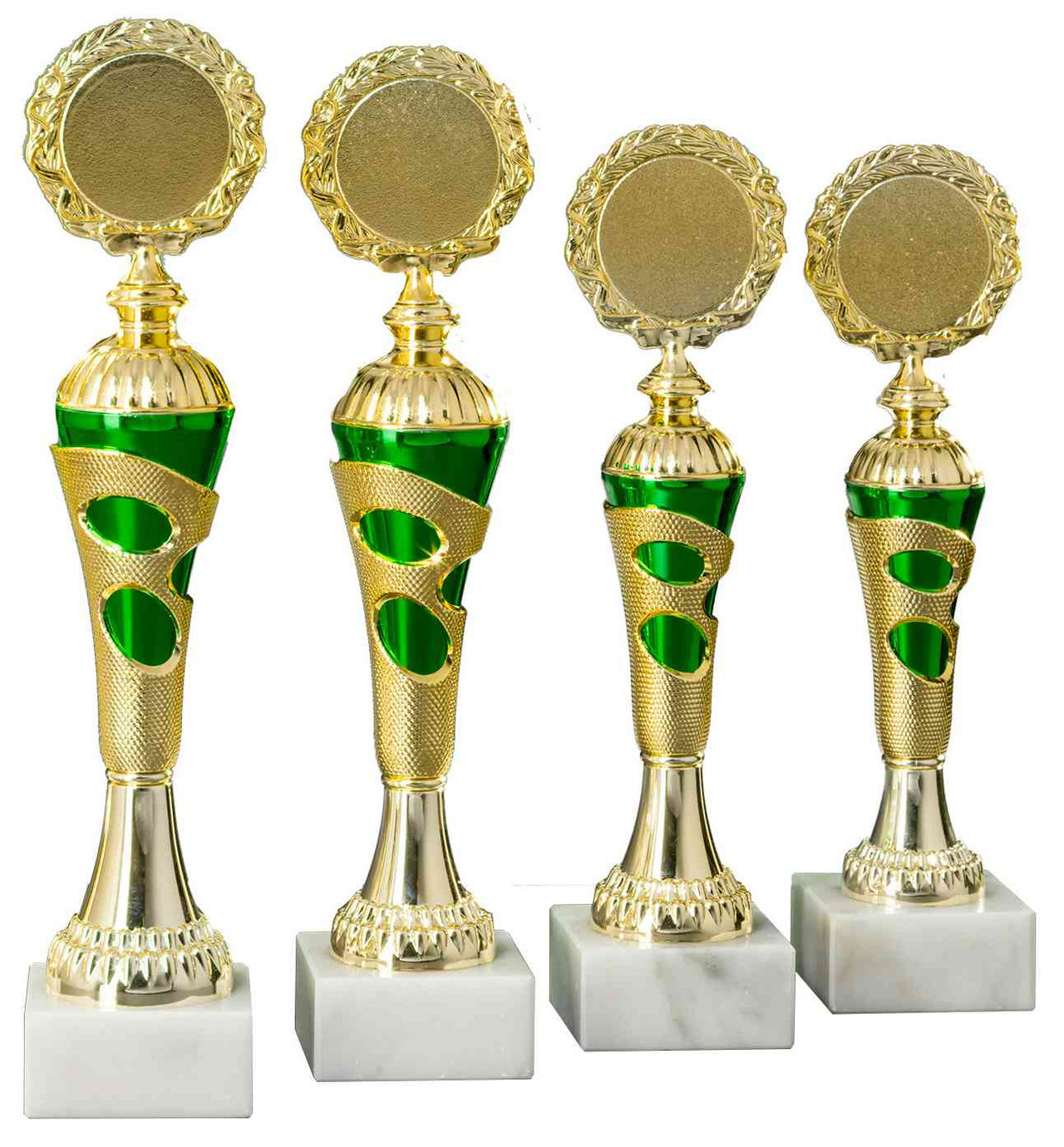Vier goldene und grüne Pokale der Speyer 4-er Pokalserie 255 mm – 300 mm PK754700-4-E50 mit runden Plaketten an der Spitze, elegant auf weißen Marmorsockeln stehend.