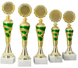 Es werden fünf goldene und grüne Trophäen mit runden Spitzen ausgestellt, jede auf einem weißen rechteckigen Sockel montiert. Diese glänzenden Pokale Ravensburg 5-er Pokalserie 255 mm - 308 mm stehen stolz da und dienen nicht nur als Auszeichnungen, sondern auch als geschätzte Erinnerungsstücke an vergangene Triumphe.