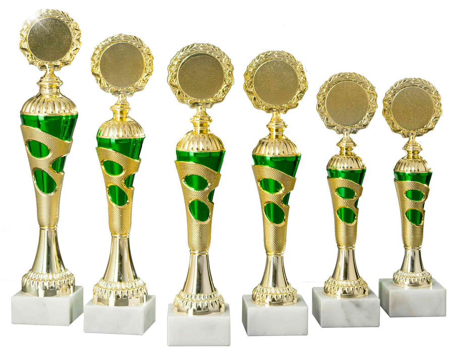 Sechs goldene und grüne Pokale Gummersbach 6-er Pokalserie 255 mm – 334 mm PK754700-6-E50 in unterschiedlichen Höhen, jeweils mit einer runden Goldplatte oben und einem Sockel aus weißem Marmor.