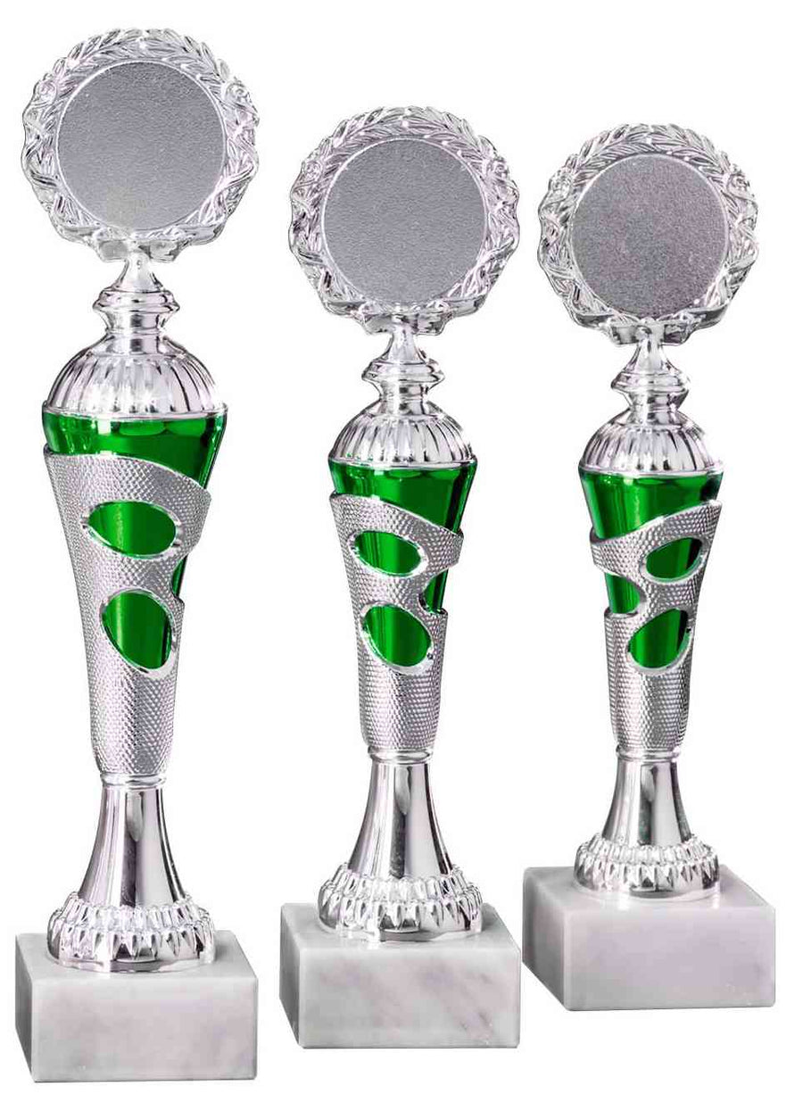 Drei Pokale Willich 3- er Pokalserie 255 mm – 290 mm PK754710-3-E50 mit grünen Akzenten und runden leeren Plaketten oben, nebeneinander auf weißem Hintergrund als ehrenvolle Auszeichnungen angezeigt.