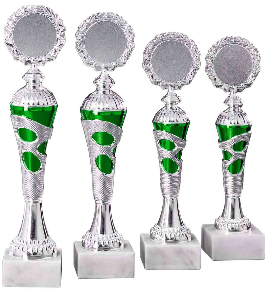 Vier silberne Pokale Elmshorn 4-er Pokalserie 255 mm – 300 mm PK754710-4-E50 mit grünen Akzenten und leeren runden Platten oben, stehend auf weißen Marmorsockeln.