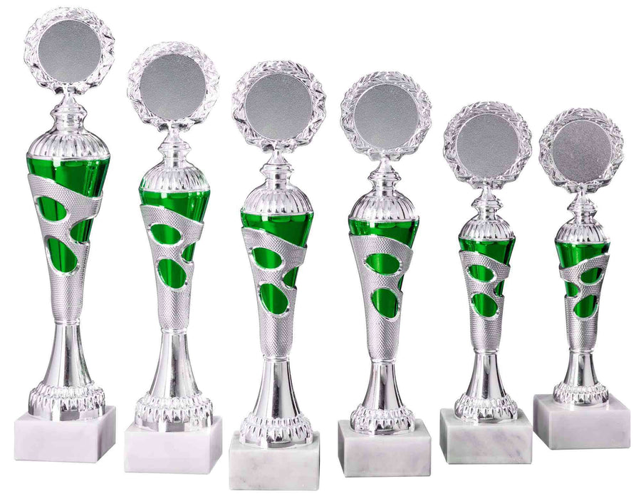 Sechs silberne und grüne Pokale Peine 6-er Pokalserie 255 mm - 334 mm PK754710-6-E50 in unterschiedlichen Höhen, jeweils mit runder Spitze und weißem Marmorsockel. Sie sind aus hochwertigem Material gefertigt und verfügen über ein exklusives Design.
