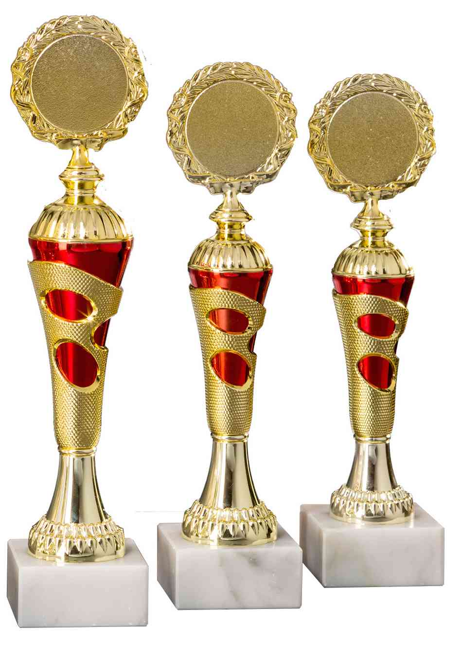 Drei goldene und rote Pokale Lörrach 3-er Pokalserie 255 mm – 290 mm PK754720-3-E50 mit verzierten runden Spitzen auf weißen Marmorsockeln, isoliert auf weißem Hintergrund.
