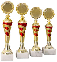 Thumbnail for Vier Pokale Emden 4-er Pokalserie 255 mm – 300 mm PK754720-4-E50 mit roten Akzenten und unterschiedlicher Höhe werden auf weißen Marmorsockeln präsentiert.
