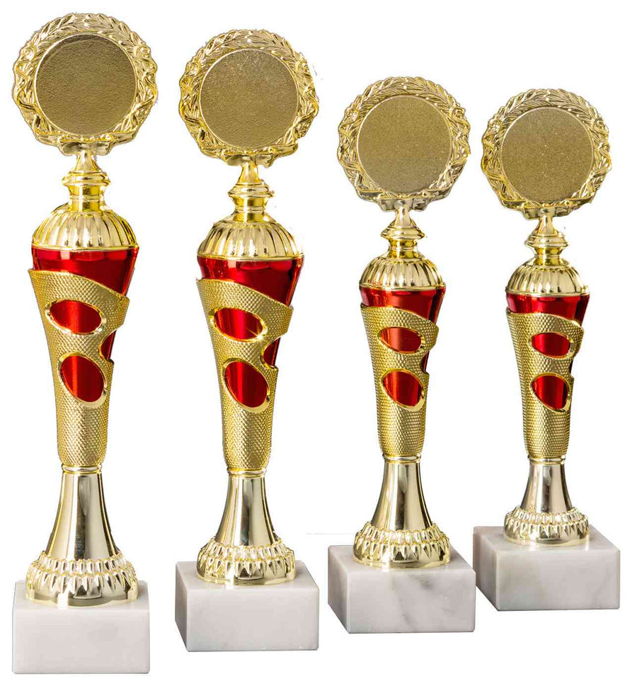 Vier Pokale Emden 4-er Pokalserie 255 mm – 300 mm PK754720-4-E50 mit roten Akzenten und unterschiedlicher Höhe werden auf weißen Marmorsockeln präsentiert.