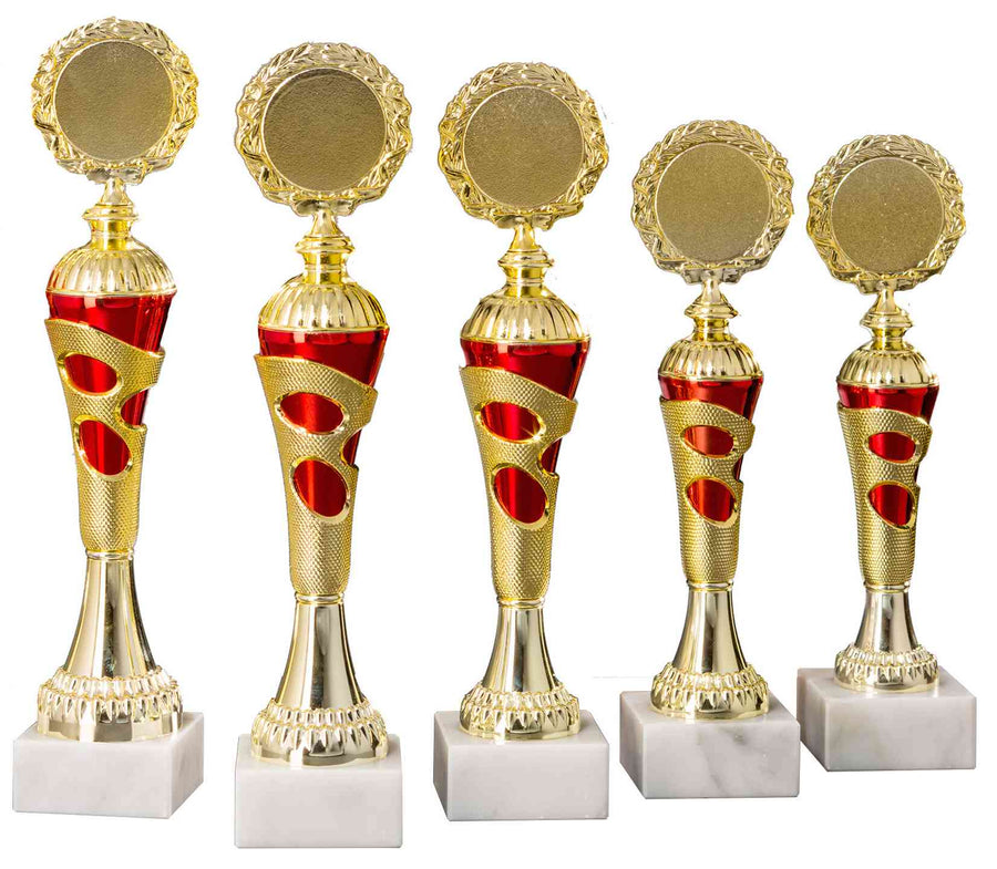 Fünf goldene und rote Trophäen mit Marmorsockeln in einer Reihe angeordnet, jede mit einem runden Emblem an der Spitze. Diese exquisiten Auszeichnungen bestechen durch exklusives Design und unvergleichliche Handwerkskunst. Wir präsentieren den Pokal Erftstadt 5-er Pokalserie 255 mm - 308 mm PK754720-5-E50.