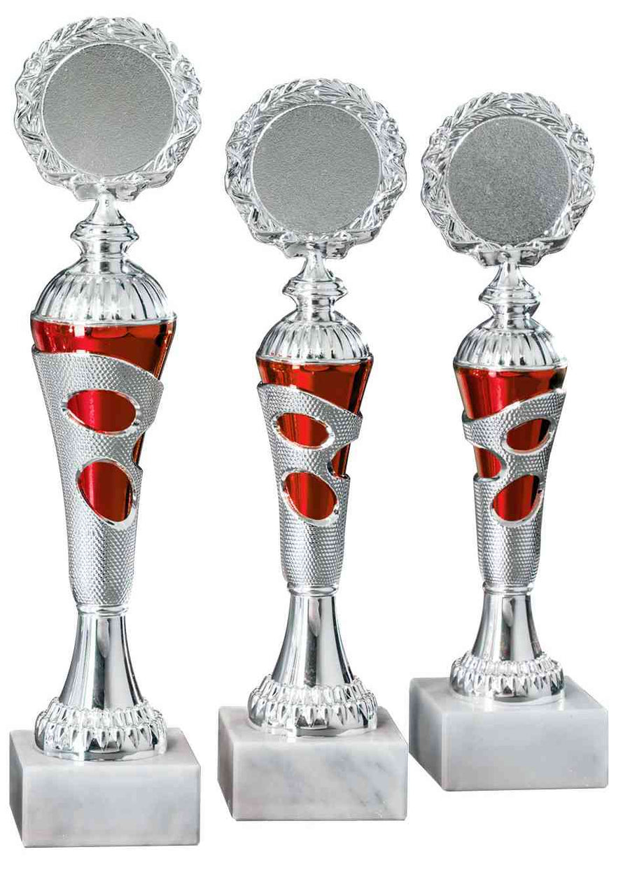 Drei silberne und rote Pokale Bad Oeynhausen 3-er Pokalserie 255 mm – 290 mm PK754730-3-E50 in unterschiedlichen Höhen mit verzierten Oberteilen und Marmorsockeln werden nebeneinander ausgestellt und zeigen ein exklusives Design, das jeden Ehrenpreis würdig ist.