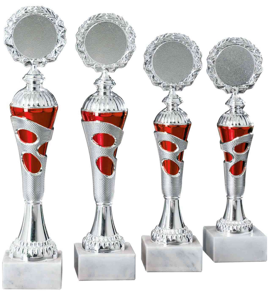 Vier silberne und rote Pokale der Leonberg 4-er Pokalserie 255 mm – 300 mm PK754730-4-E50 mit runden Spitzen und komplizierten Designs stehen auf weißen Marmorsockeln und präsentieren ihr hochwertiges Material und ihr exklusives Design.