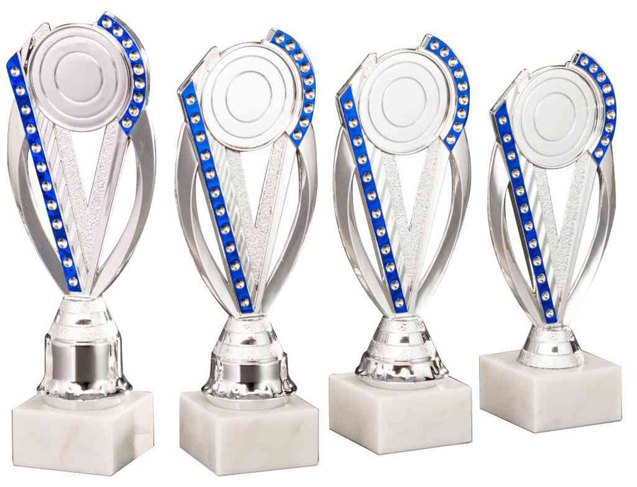 Vier identische Pokale Schwäbisch Gmünd 4-er Pokalserie 195 mm - 231 mm PK754760-4-E50 mit blauen Akzenten und runder Oberseite sind in einer Reihe auf weißen Sockeln angeordnet. Ihr exklusives Design macht sie perfekt für jede prestigeträchtige Auszeichnungsveranstaltung.