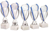 Fünf silberne Trophäen mit blauen Akzenten, montiert auf weißen Marmorsockeln, in einer Reihe vor einem weißen Hintergrund angeordnet, zeigen ein exklusives Design, das jeden Pokal Friedrichshafen 5-er Pokalserie 195 mm - 241 mm aufwertet.