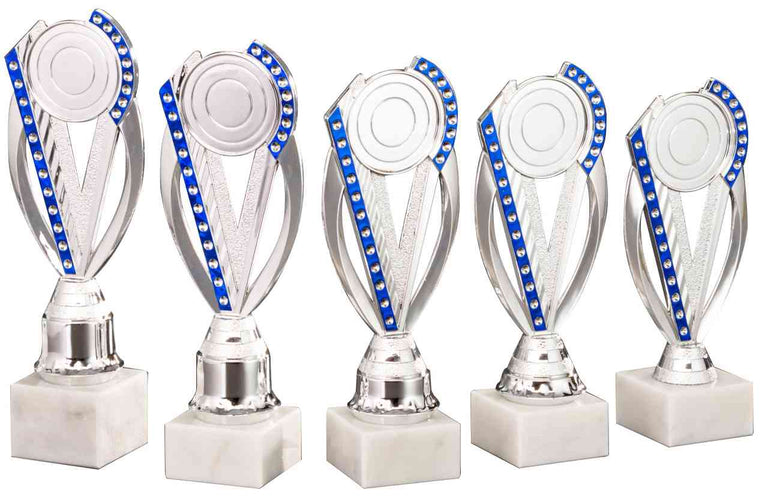 Fünf silberne Trophäen mit blauen Akzenten, montiert auf weißen Marmorsockeln, in einer Reihe vor einem weißen Hintergrund angeordnet, zeigen ein exklusives Design, das jeden Pokal Friedrichshafen 5-er Pokalserie 195 mm - 241 mm aufwertet.