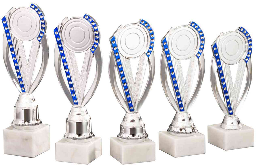 Fünf silberne Trophäen mit blauen Akzenten, montiert auf weißen Marmorsockeln, in einer Reihe vor einem weißen Hintergrund angeordnet, zeigen ein exklusives Design, das jeden Pokal Friedrichshafen 5-er Pokalserie 195 mm - 241 mm PK754760-5-E50 aufwertet.