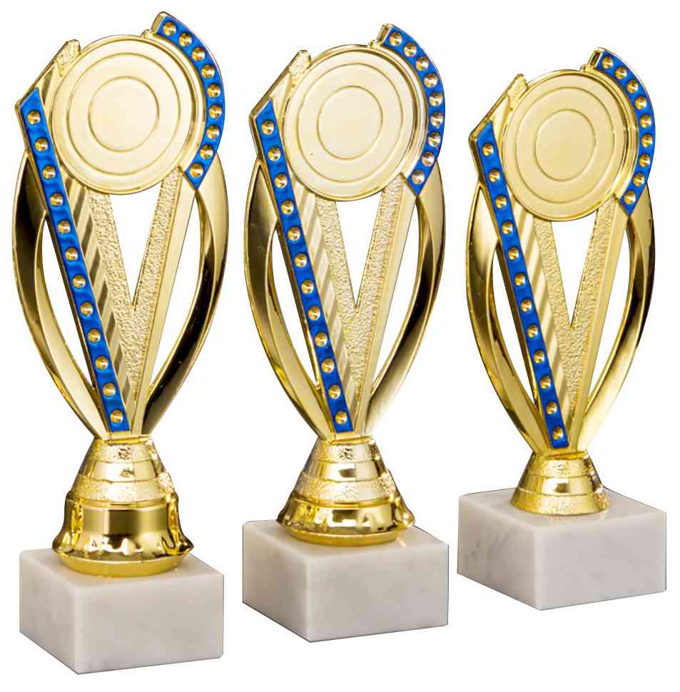 Drei goldene Pokale Neu Ulm 3-er Pokalserie 195 mm - 221 mm PK754770-3-E50 mit blauen Edelsteinakzenten auf weißen Marmorsockeln.