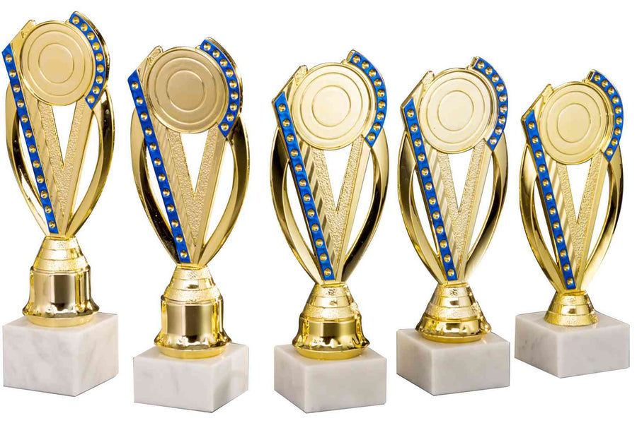 Fünf goldene Pokale Wesel 5-er Pokalserie 195 mm – 241 mm PK754770-5-E50 mit blauen Akzenten und kreisförmigen Designs auf Marmorsockeln, in einer Reihe angeordnet.