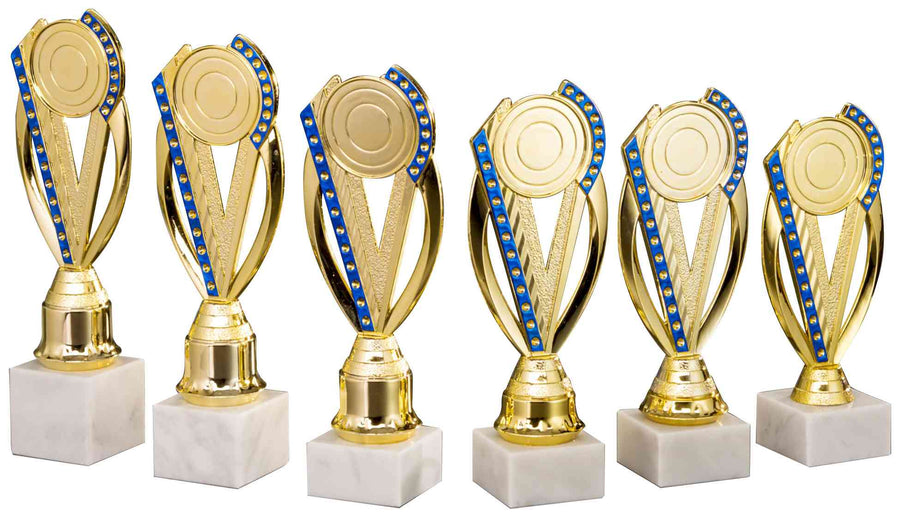 Sechs Pokale Garbsen 6-er Pokalserie 195 mm – 251 mm PK754770-6-E50 mit blauen Akzenten auf weißen Marmorsockeln sind in einer Reihe angeordnet und zeigen ein exklusives Design, ideal als zeitloses Erinnerungsstück.