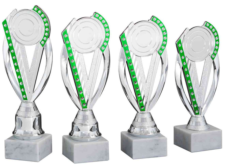 Vier silberne Pokale Hameln 4-er Pokalserie 195 mm – 231 mm PK754780-4-E50 mit grünen Akzenten und einem kreisförmigen Design an der Spitze, in einer Reihe auf weißen Marmorsockeln angeordnet, perfekt als Auszeichnung oder Geschenk.