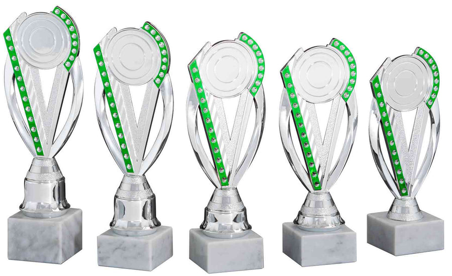 Fünf identische Pokale Göppingen 5-er Pokalserie 195 mm - 241 mm PK754780-5-E50 mit einem Marmorsockel und einem spiralförmigen silbernen und grünen Design in einer Reihe angeordnet, zeigen ein exklusives Design aus hochwertigem Material.