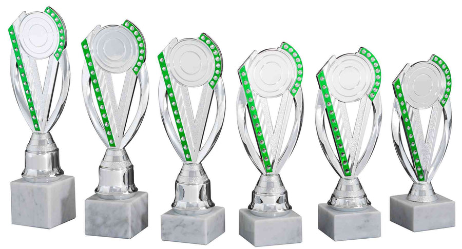 Sechs Pokale Euskirchen 6-er Pokalserie 195 mm - 251 mm PK754780-6-E50 mit Marmorsockel, gefertigt aus hochwertigem Material, sind in einer Reihe vor einem weißen Hintergrund aufgereiht.