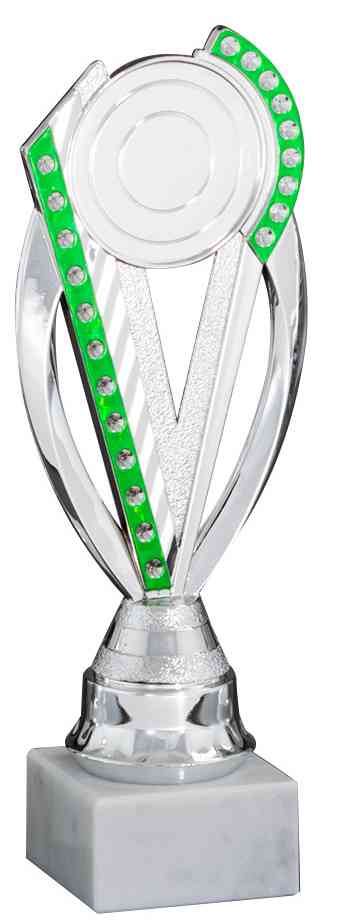 Ein Pokal Euskirchen 6-er Pokalserie 195 mm - 251 mm PK754780-6-E50 mit grünen Akzenten auf einem weißen Marmorsockel. Die Trophäe, die in verschiedenen Größen erhältlich ist, verfügt über ein kreisförmiges Design an der Spitze und zwei nach oben geschwungene Arme, die ihr exklusives Design zur Schau stellen.