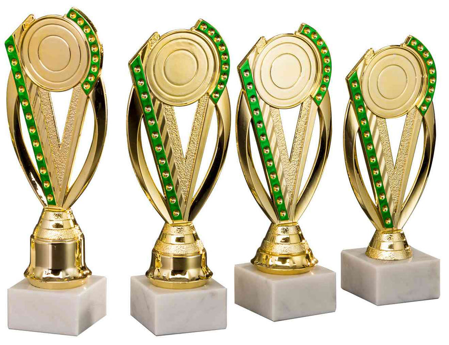 Vier identische Pokale Stralsund 4-er Pokalserie 195 mm - 231 mm PK754790-4-E50 mit grünen Akzenten stehen auf weißen Marmorsockeln, jeweils mit einer runden Platte an der Spitze. Ihr exklusives Design und hochwertiges Material lassen sie in jeder Ausstellung hervorstechen.