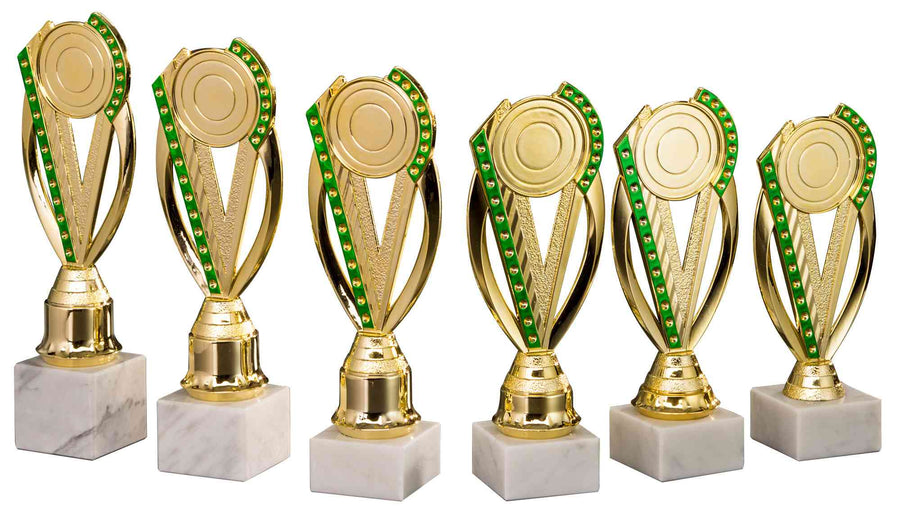 Sechs **Pokale Greifswald 6-er Pokalserie 195 mm - 251 mm PK754790-6-E50** mit grünen Akzenten und Marmorsockeln in einer Reihe angeordnet und präsentieren ihr exklusives Design und hochwertiges Material.