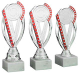 Drei identische silberne Trophäen mit roten Akzenten, montiert auf weißen quadratischen Sockeln, in einer Reihe ausgestellt, jede als Beweis für bemerkenswerte Leistungen, die einen Pokal Sankt Augustin 3-er Pokalserie 195 mm - 221 mm verdienen.