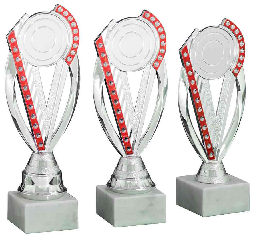 Drei identische silberne Trophäen mit roten Akzenten, montiert auf weißen quadratischen Sockeln, in einer Reihe ausgestellt, jede als Beweis für bemerkenswerte Leistungen, die einen Pokal Sankt Augustin 3-er Pokalserie 195 mm - 221 mm PK754800-3-E50 verdienen.