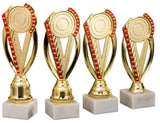 Vier goldene Trophäen mit roten Akzenten sind in einer Reihe ausgestellt, jede auf einem weißen Marmorsockel montiert – die perfekte Pokale Görlitz 4-er Pokalserie 195 mm - 231 mm für jede Leistung.