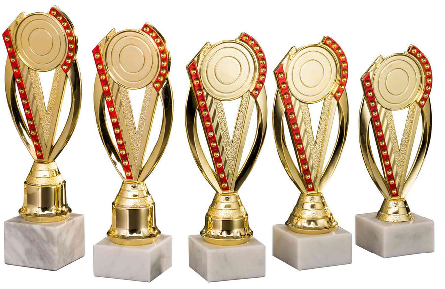 Fünf identische goldene Trophäen auf Marmorsockeln mit roten Details, in einer Reihe vor weißem Hintergrund angeordnet, ergeben eine Pokale Waiblingen 5-er Pokalserie 195 mm - 241 mm PK754810-5-E50 und ein ideales Geschenk für jeden Anlass.