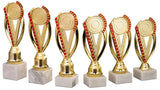 Sechs goldene Trophäen mit roten Akzenten und Marmorsockeln, in einer Reihe angeordnet, dienen als elegante Pokale Baden-Baden 6-er Pokalserie 195 mm - 251 mm für bemerkenswerte Leistungen.
