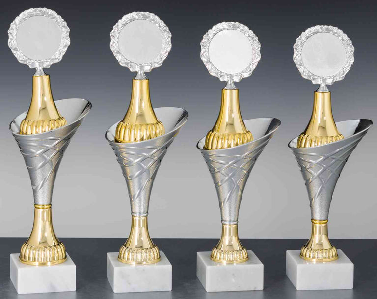 Ausgestellt werden vier Trophäen aus der „4-er Serie Sonstiges 285 mm – 315 mm “, mit runden Plaketten in Silber und Gold an der Oberseite, jeweils montiert auf einem weißen Marmorsockel vor grauem Hintergrund.