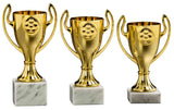 Drei goldene 3er Serie Fußball 153 mm - 173 mm mit Fußballemblemen auf Marmorsockeln, in einer Reihe angeordnet und mit exklusivem Design und hochwertigem Material.