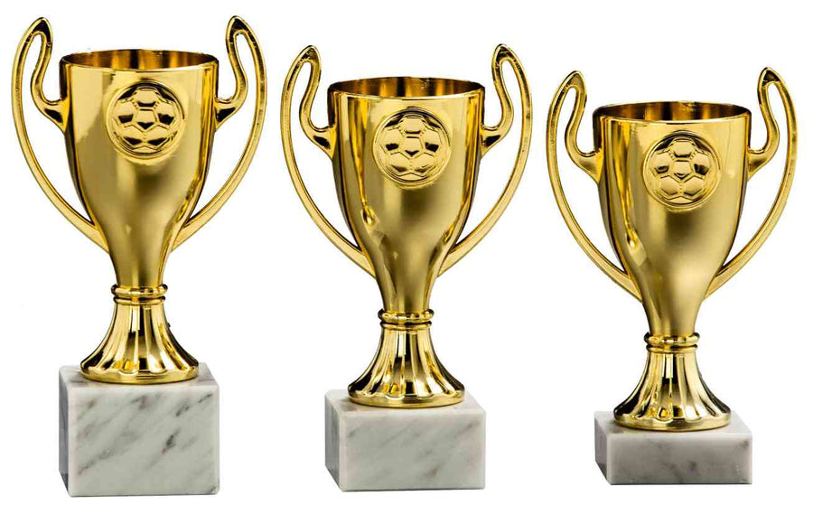 Drei goldene 3er Serie Fußball 153 mm - 173 mm PK756080-3-E25-G mit Fußballemblemen auf Marmorsockeln, in einer Reihe angeordnet und mit exklusivem Design und hochwertigem Material.