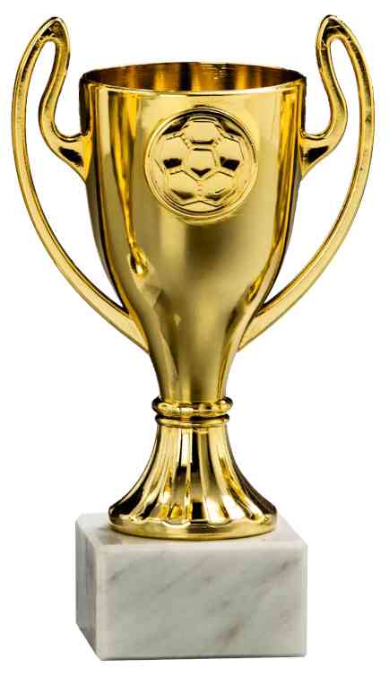 Eine 3er Serie Fußball 153 mm – 173 mm PK756080-3-E25-G mit einem Fußball-Emblem auf der Vorderseite steht auf einem weißen Marmorsockel und präsentiert exklusives Design und hochwertiges Material.