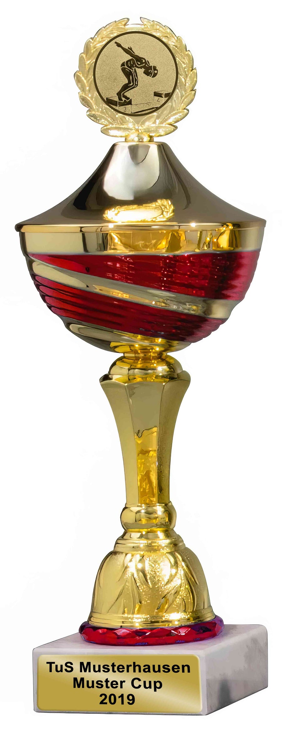 Ein gold-roter Pokal der Oldenburg 7-er Pokalserie mit Deckel 267 mm – 363 mm PK756260-7-E50 mit einem Etikett mit der Aufschrift „TuS Musterhausen Muster Cup 2019“ und einem oberen Ornament, das eine Basketball spielende Person darstellt. Es zeigt exklusives Design aus hochwertigem Material.