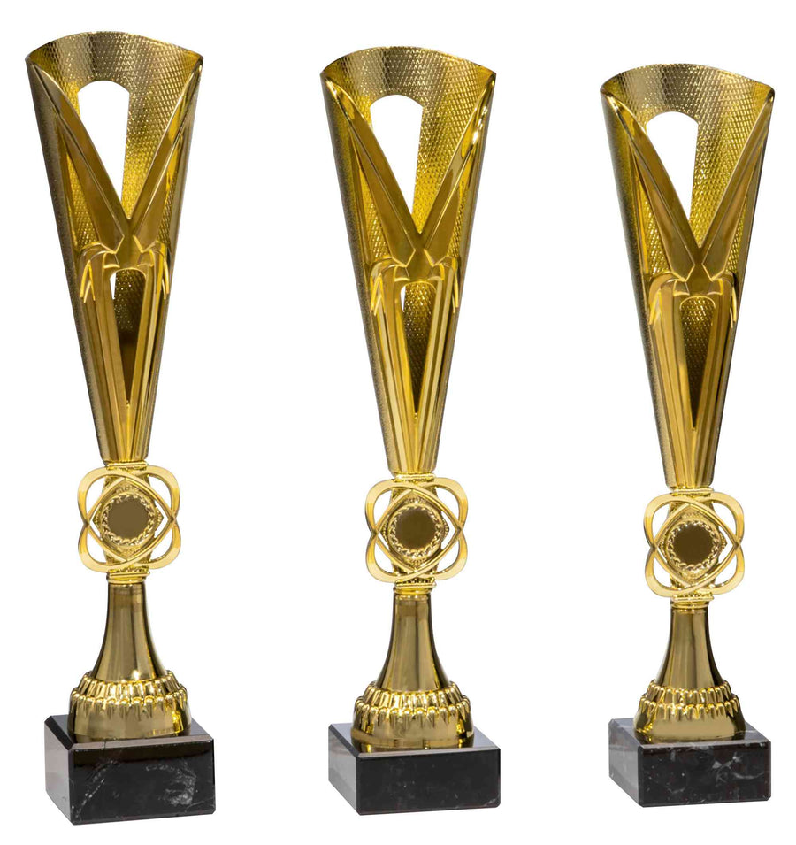 Drei identische Pokale Chelle 3-er Pokalserie 347 mm – 367 mm PK756480-3-E25 mit länglichen, V-förmigen Spitzen und schwarzen Basen, nebeneinander ausgestellt, aus hochwertigem Material gefertigt.