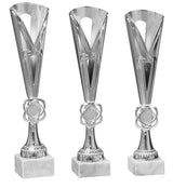 Drei große, silberne Trophäen mit aufwendigen Verzierungen auf weißen Marmorsockeln, nebeneinander ausgestellt wie wertvolle Pokale der Kemptener 3-er Pokalserie 347 mm – 367 mm der Spitzenklasse.